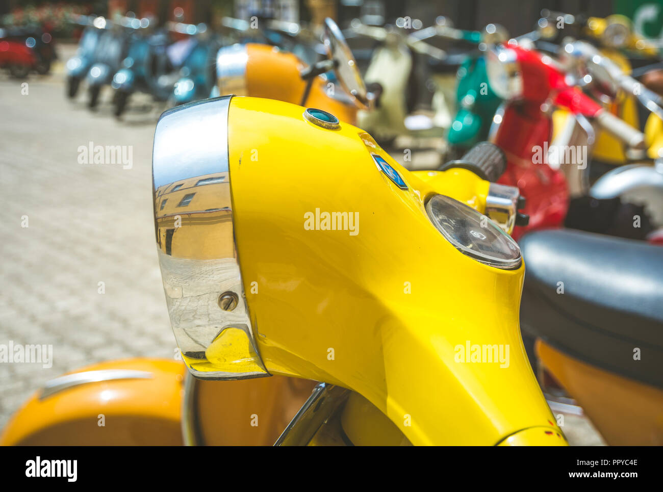 Piaggio Vespa vintage Motorroller treffen. Vintage gelb Vespa aus den 50er  Jahren. Post-Prozess in Vintage styl Stockfotografie - Alamy
