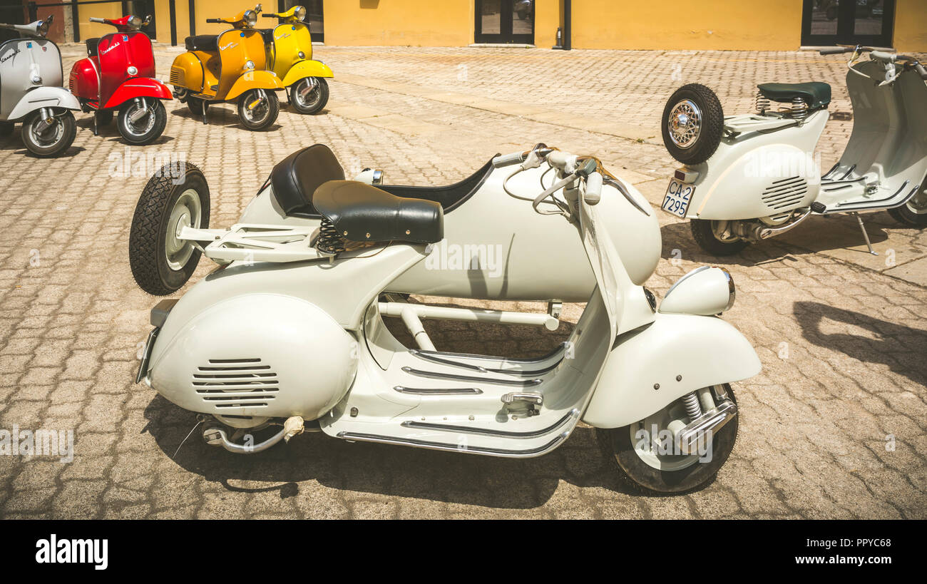 Piaggio Vespa Oldtimer-Scooter-Treffen. Vintage Vespa mit Sidecar vom 50s. Nachbearbeitung im Vintage-Effekt - Cagliari - Italien Stockfoto
