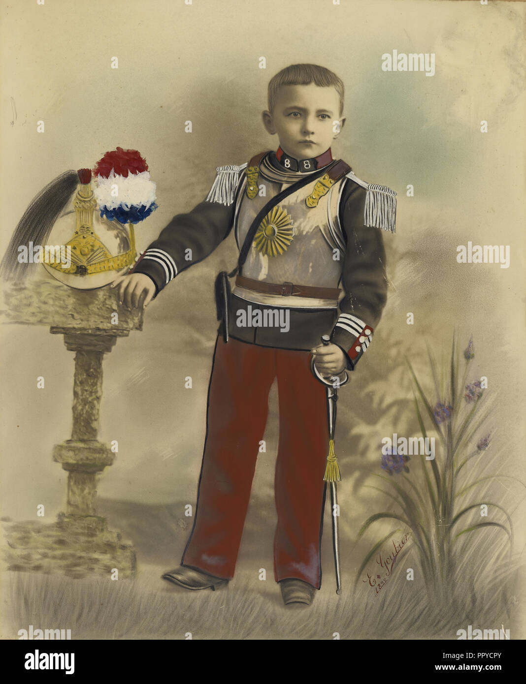 Junge in militärischen Kleid mit Helm auf dem Stand; E. Goubier, Französisch, aktive 1890s - 1900s, 1899; Hand - farbige Silbergelatineabzug Stockfoto