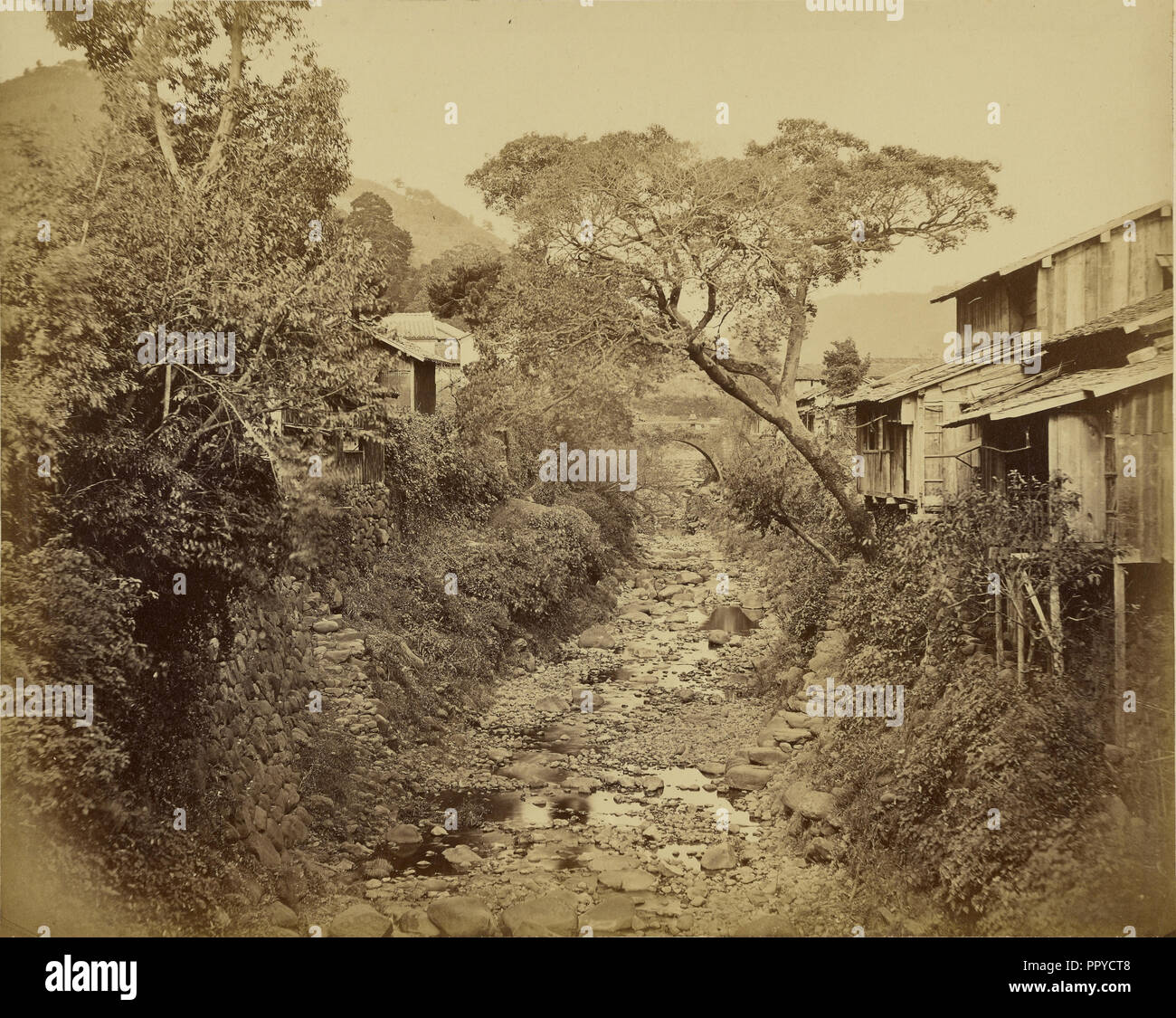 Japanischen Dorf mit Stream; Felice Beato, 1832-1909, 1862-1865; Eiklar silber Drucken Stockfoto