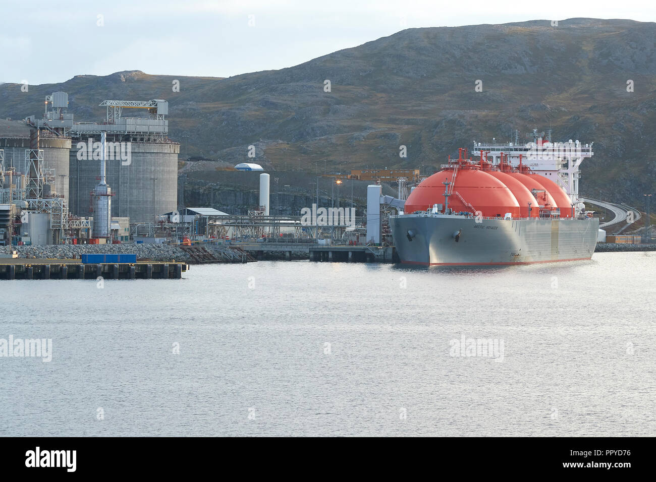 Die riesigen LNG (Liquified Natural Gas) Träger, ARCTIC VOYAGER, auf der Insel Melkøya LNG-Processing Facility, Hammerfest, Norwegen Laden. Stockfoto