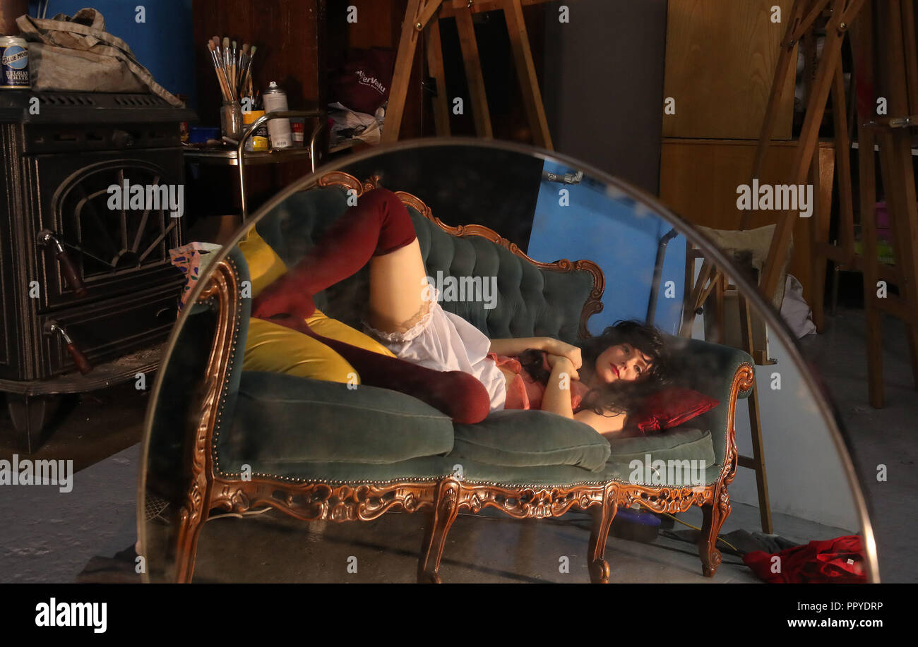 Modell Izabella Linuza experimentieren mit Posen für die kommende Egon Schiele inspiriert Leben Zeichnung Klassen bei Block T Studio in Dublin. Wiener Maler Schiele starb vor hundert Jahren, im Oktober 1918. Stockfoto