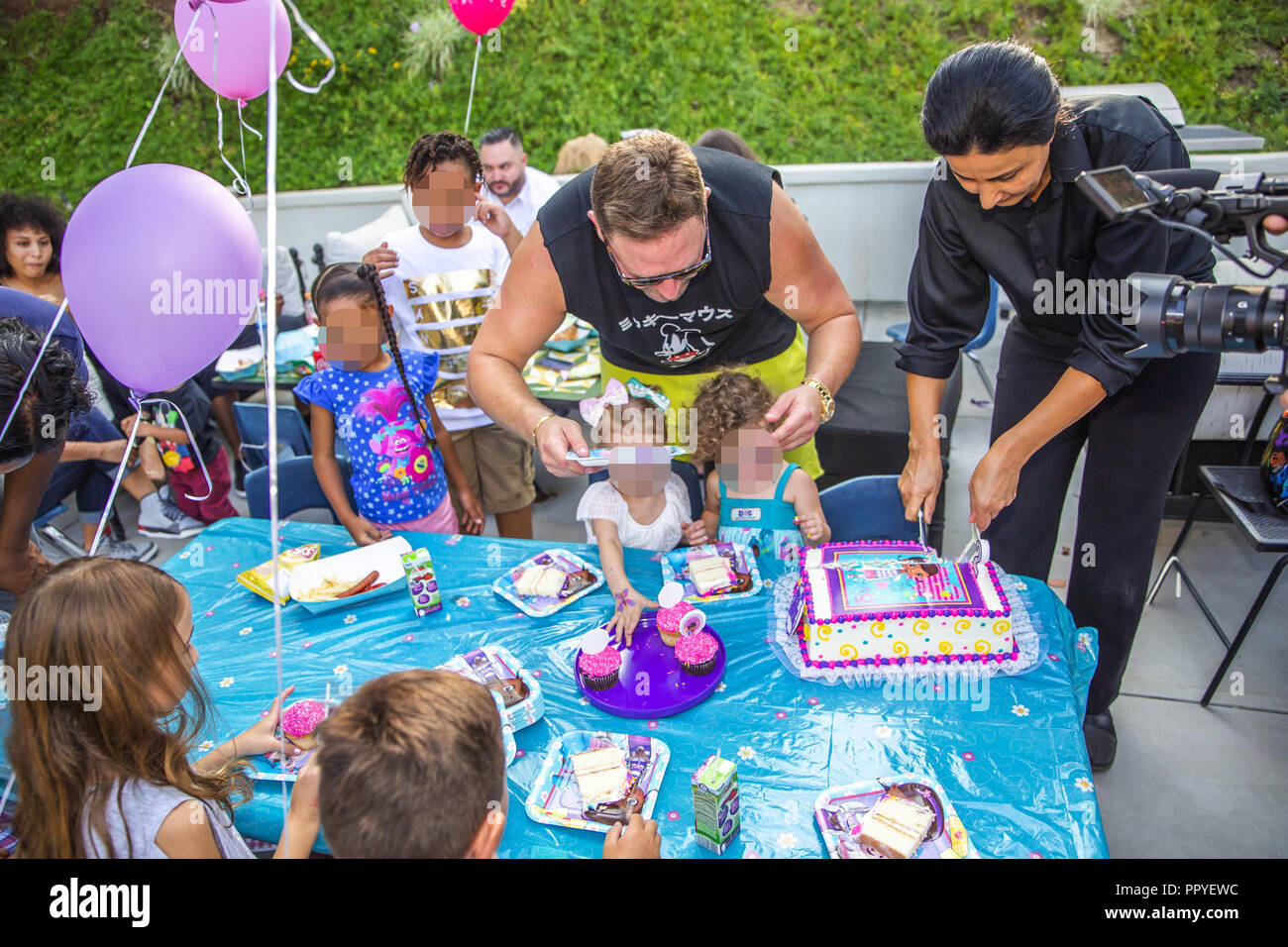 Der zweite Geburtstag feiern von Stevie Rose Weintraub, Tochter von Talent Manager David Weintraub. David stellt Ray J und Zu Kurz und beide sorgten mit ihren Frauen und Kindern. Ray J und Prinzessin Liebe aus 3 Monate alten Melodie Liebe und hingen mit Stevie. Sie können gesehen haben Stevie Rose ein Aussehen in Liebe & Hip Hop Hollywood mit ihrem Onkel Ray gemacht. Sie ist auch auf der Party mit ihren schönen Mutter Mallory Knighton gesehen. Andere Gäste gehören der Schöpfer der "Schritthalten mit der Kardashians' Jeffrey Jenkins Mit: Stevie Rose Weintraub Wo: Los Angeles, Kalifornien, Unite Stockfoto