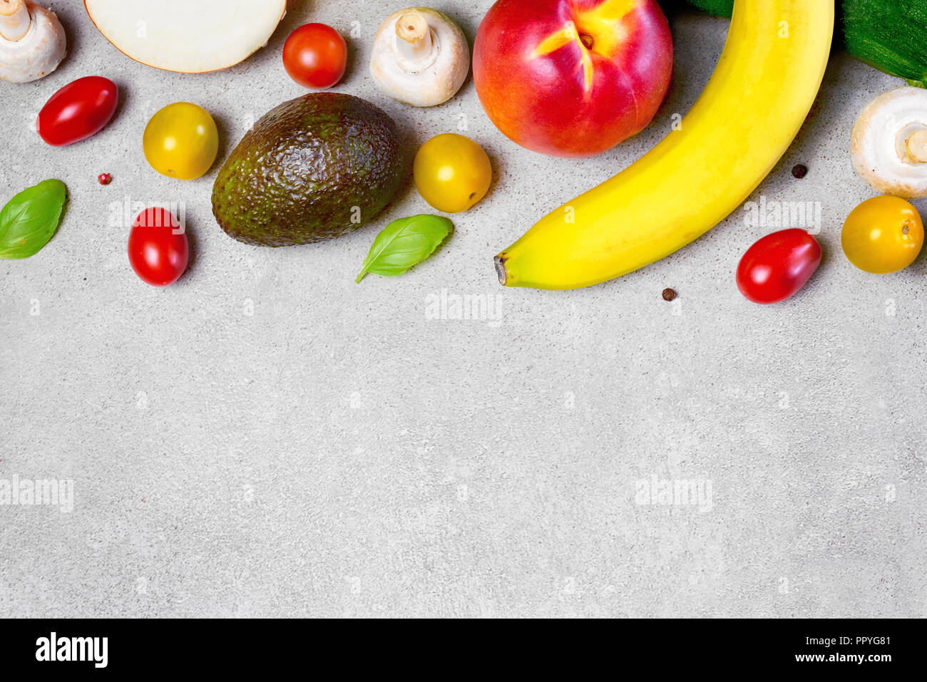Leckere, frische Früchte und Gemüse auf einem Stein. Ansicht von oben mit der Kopie. Leckeres Essen Hintergrund. Stockfoto