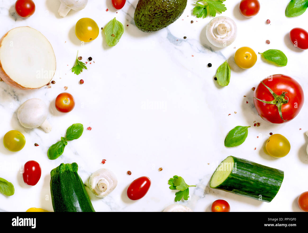 Frisches Gemüse, Anordnung auf einem weißen Hintergrund mit kopieren. Stockfoto