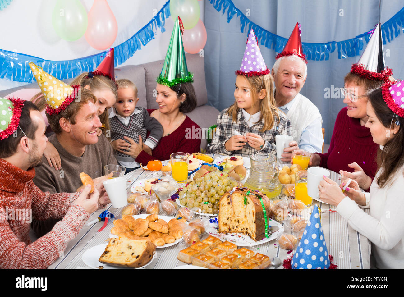 Familienmitglieder Sind Gluckliche Kinder Geburtstag Beim Abendessen Zu Feiern Stockfotografie Alamy