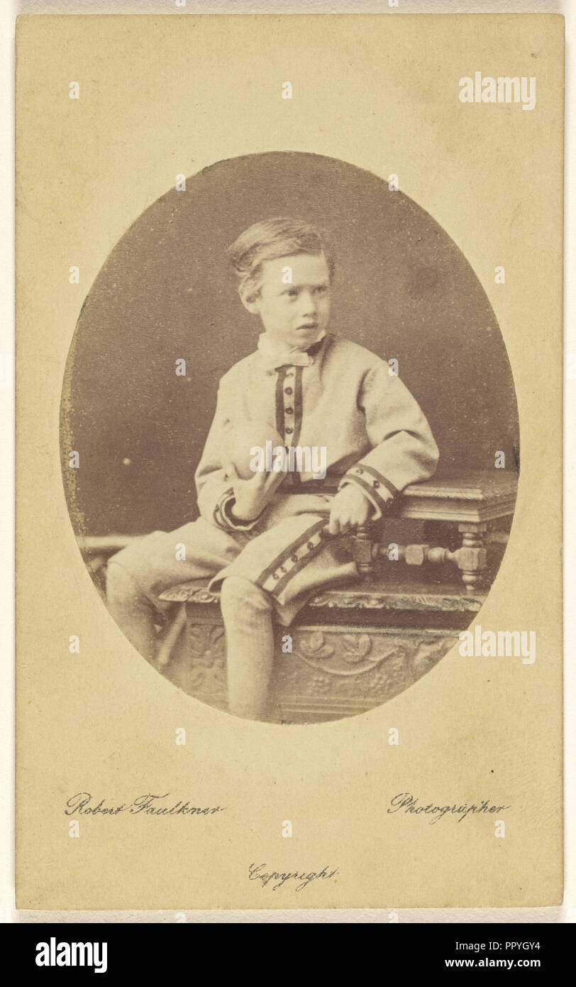 Junge Holding einen Ball, sitzt auf einem kunstvoll geschnitzten Tabelle; Robert Faulkner, Brite, active 1860s - 1880s, 1865-1875; Eiklar Stockfoto