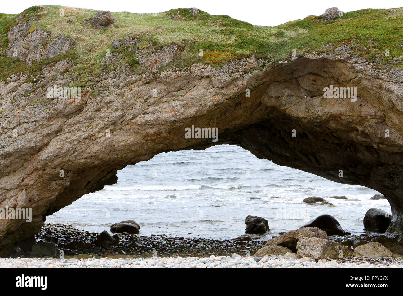 Bögen Provincial Park, Portland Creek, Neufundland, einem natürlichen Felsen Torbogen von Gezeiten aktion erstellt Stockfoto