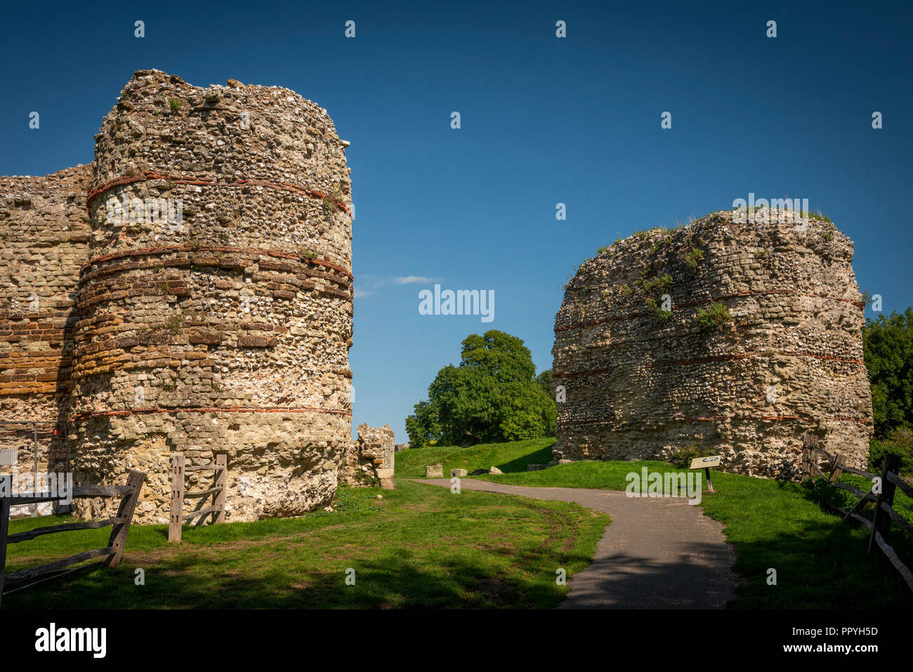 Die Römisch-westlichen Eingang bei Pevensey Castle, East Sussex, Großbritannien Stockfoto