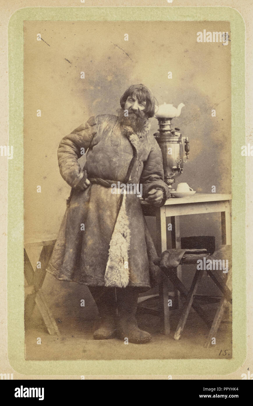 Mann im Mantel lehnte sich auf den Tisch; William Carrick, Scottish, 1827-1878, Russland; 1860 - 1870; Eiklar silber Drucken Stockfoto