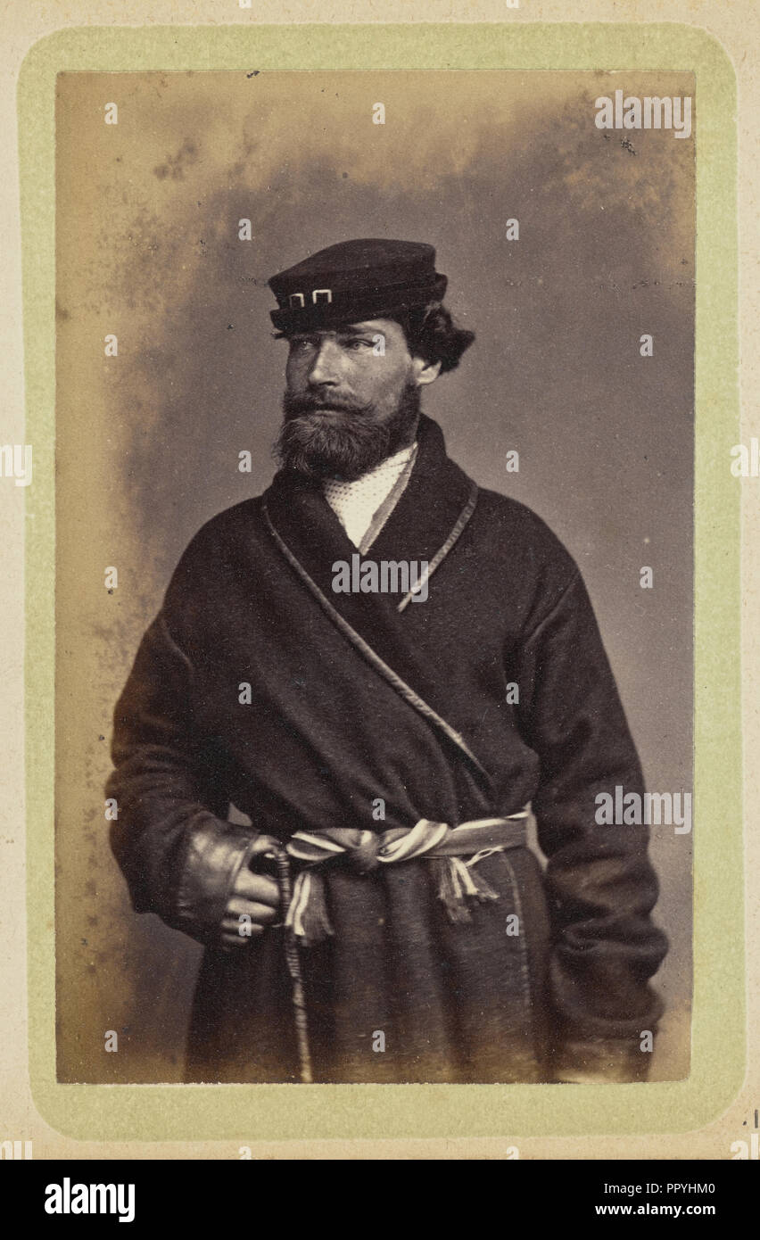 Mann im dunklen Mantel und Schärpe posiert; William Carrick, Scottish, 1827-1878, Russland; 1860 - 1870; Eiklar silber Drucken Stockfoto