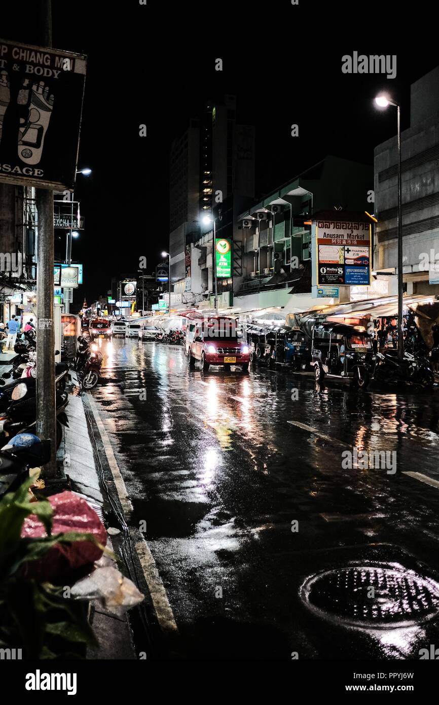 Ein Chiang Mai Straße bei Nacht während der Monsunzeit, Thailand Stockfoto