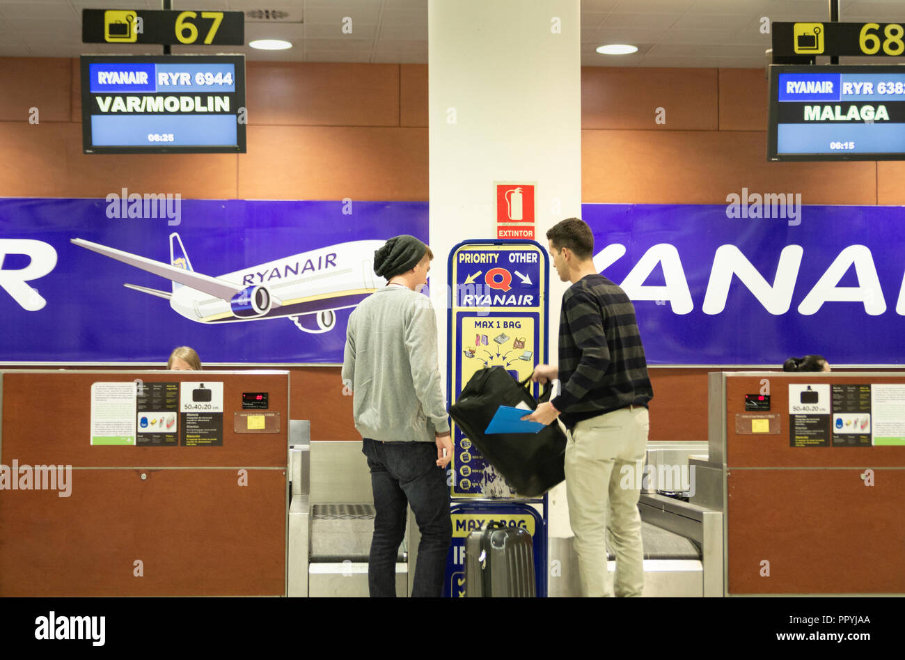 Passagiere Kontrolle Handgepäck Größe bei Ryanair einchecken, bevor Sie an Bord gehen. Stockfoto