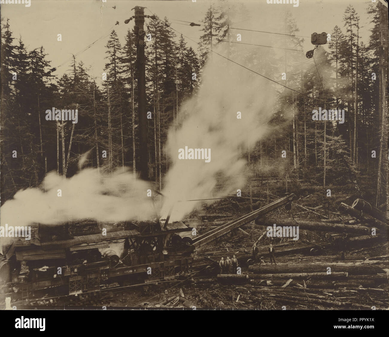 Die Männer, die mit Dampf betriebene Bauholz Derrick; Darius, Kinsey, American, 1869 - Tabitha Kinsey 1945; Washington, USA Stockfoto