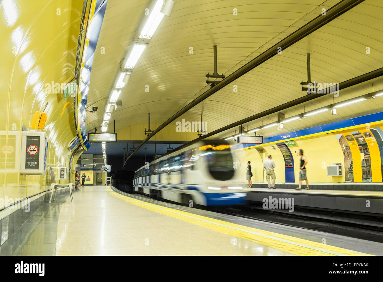 Zug durch Lavapies Metro Station in Madrid, Spanien Stockfoto