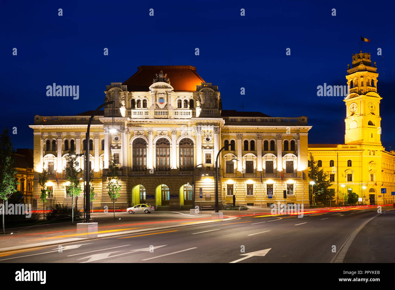 Blick auf das Rathaus in Oradea, der Stadt in der Nacht, Rumänien Stockfoto