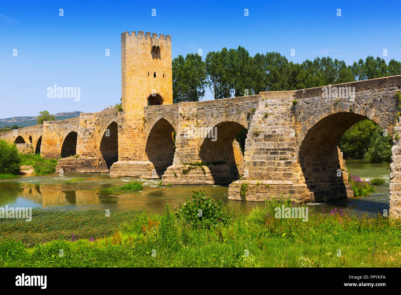 Steinerne Brücke über den Ebro. Frias, Provinz Burgos, Spanien. Gebaut aus dem 12. Jahrhundert Brücke mit Wehrturm aus dem 14. Jahrhundert Stockfoto