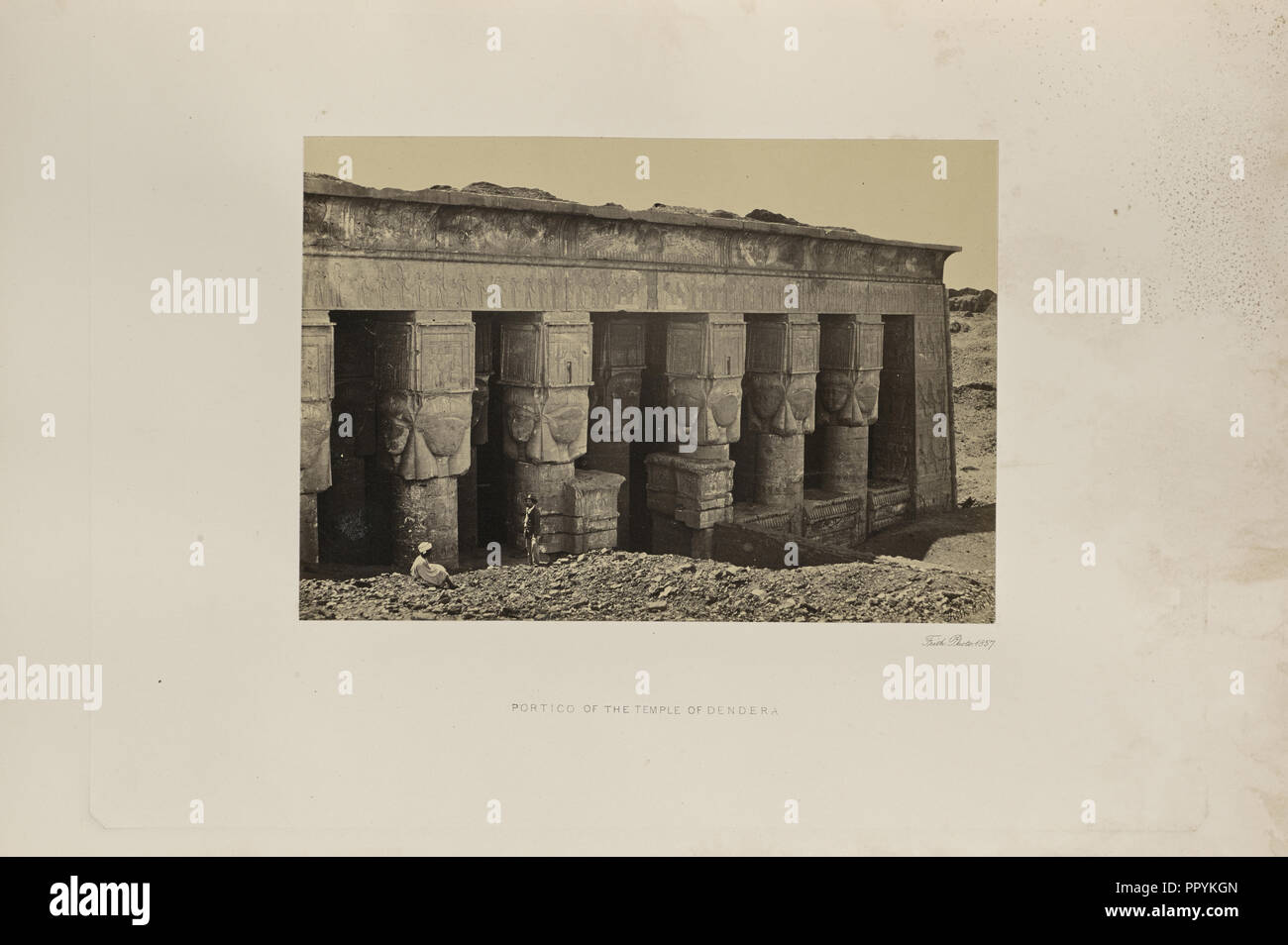 Portikus der Tempel von Dendera; Francis Frith, Englisch, 1822-1898, Dendera, Qena Governorate, Ägypten; 1857; Eiklar silber Stockfoto