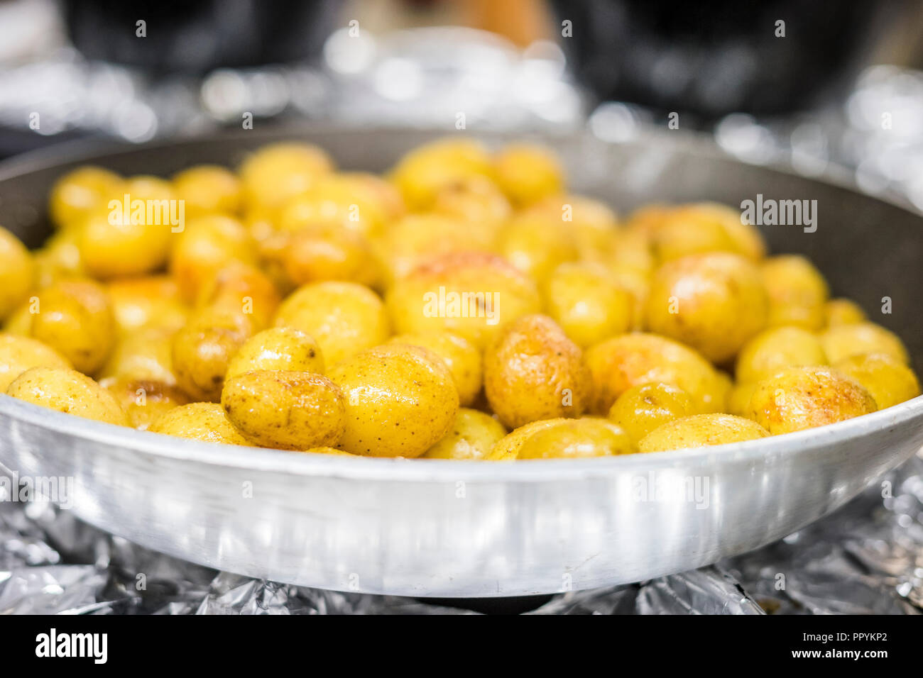 Viele kleine Kartoffeln gebraten auf Olivenöl auf Silber Pfanne Stockfoto