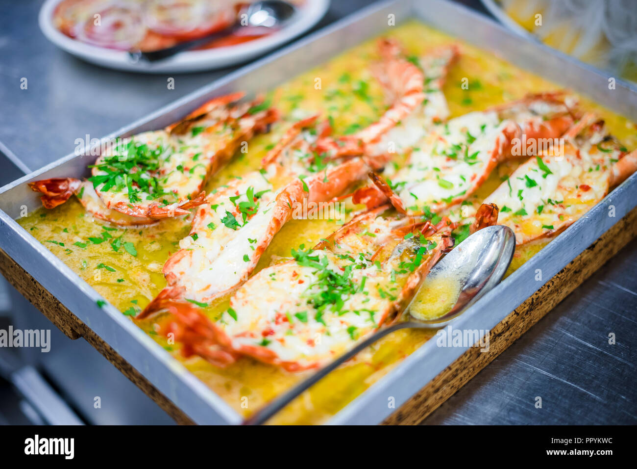 Gebackene Tiger Shrimps in einer Butter Soße auf Ofen - pan Stockfoto