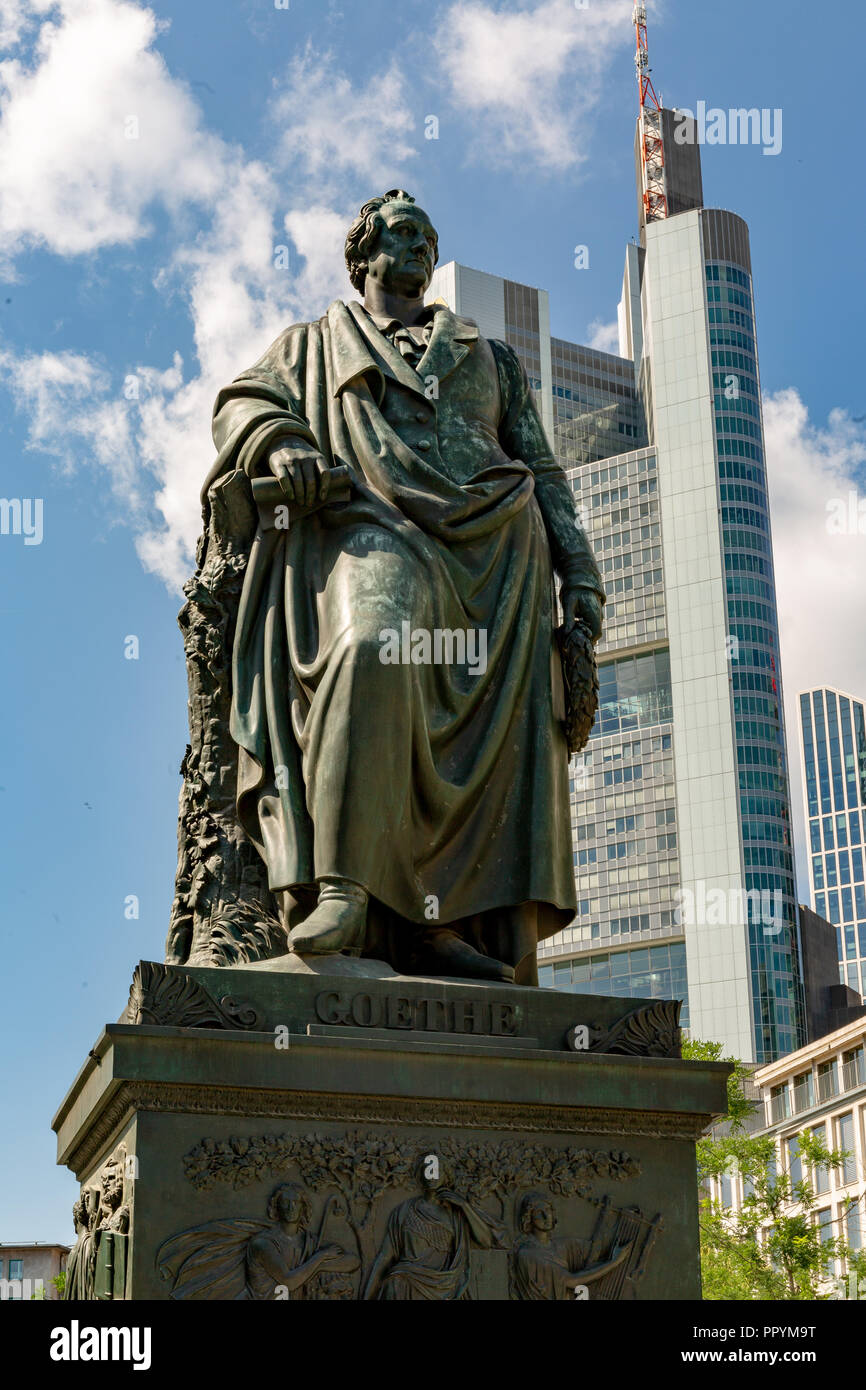 Frankfurt, Deutschland, 3. Juni - 2018, Denkmal von Johann Wolfgang Goethe am Goetheplatz in Frankfurt in der Innenstadt mit einem modernen Business Gebäude i Stockfoto