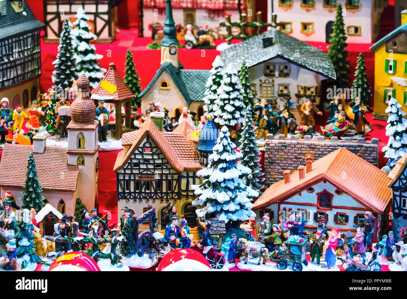 Europäische Weihnachtsmarkt Messe mit verschiedenen traditionellen Geschenke  in Nürnberg, Deutschland Stockfotografie - Alamy