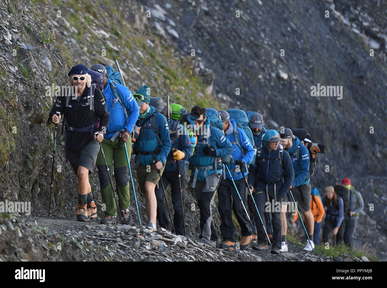 Sir Richard Branson (links), der Mont Blanc in den Alpen, in der letzten Phase der Jungfrau Bemühen Herausforderung zu klettern. Stockfoto