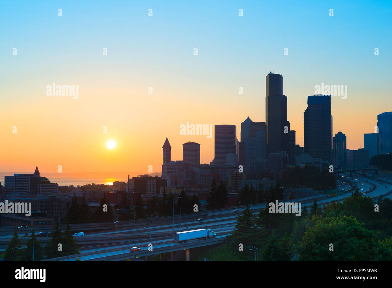 Lkw auf der Autobahn 5 und der Innenstadt bei Sonnenuntergang, Seattle, Washington State, USA Stockfoto