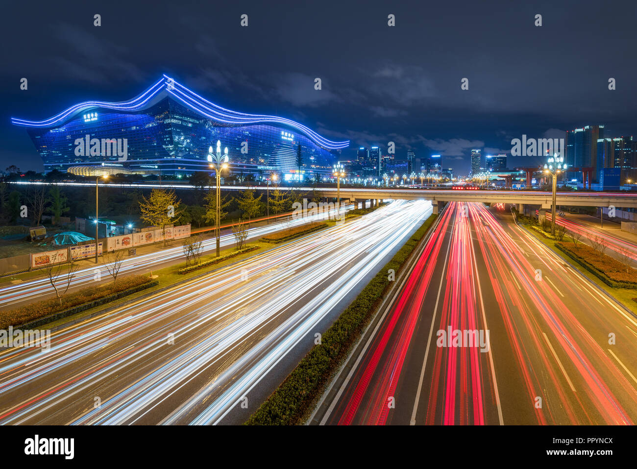 Chengdu, Provinz Sichuan, China-Sept 27, 2018: Ampel Spuren auf Tianfu Avenue in der Nacht mit beleuchteten Neuen Jahrhunderts Global Center im Hintergrund Stockfoto