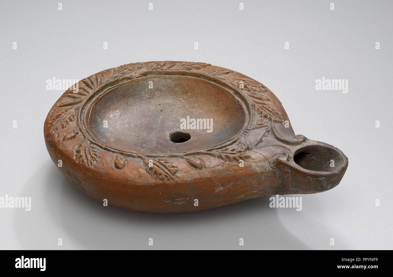 Lampe, Anatolien; 1. bis 4. Jahrhundert; Terracotta; 1,8 x 7,7 x 10 cm, 11,16 x 3 1,16 x 3 15,16 in Stockfoto