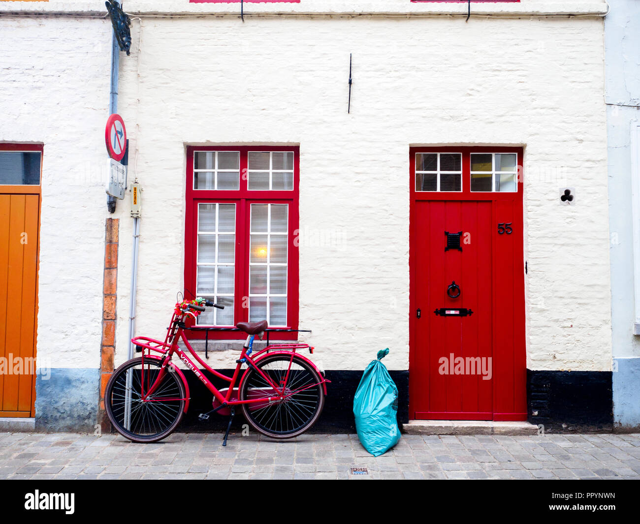 Hausfassade und Fahrrad - Brügge, Belgien Stockfoto