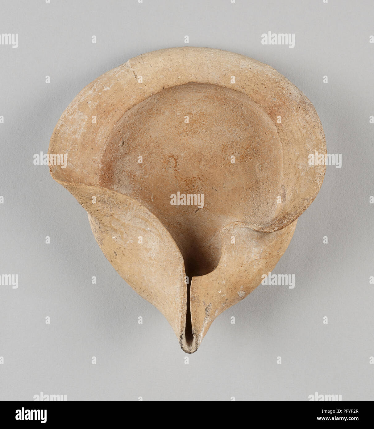 Lampe, Nordafrika,?, 6.-5. Jahrhundert B.C; Terracotta; 5,5 x 14 x 16 cm, 2 3,16 x 5 1,2 x 6 5,16 in Stockfoto