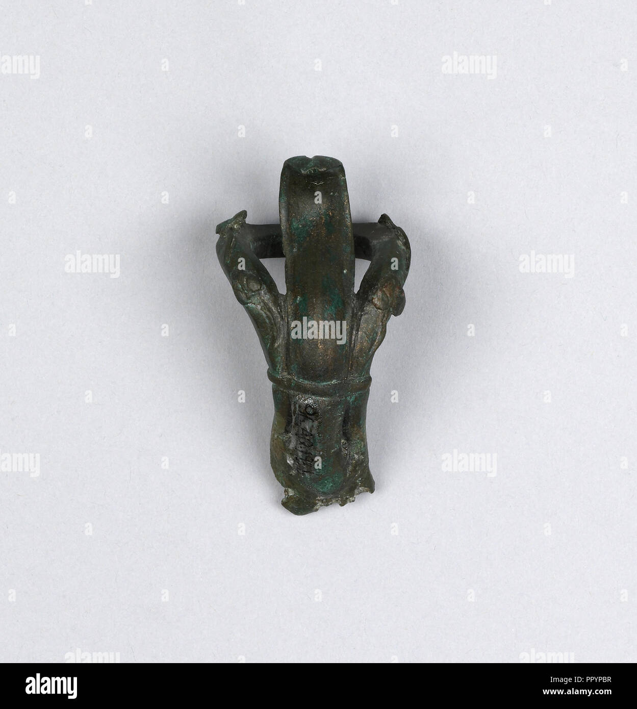 Lampe in Form einer komischen Maske; Römisches Reich; 75-125; Bronze; 6,9 x 12,5 cm, 2 11,16 × 4 15,16 in Stockfoto