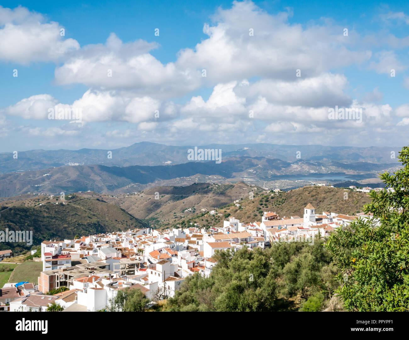 Blick auf das Tal der weißen Häuser in Canillas de Acientuna von Sierras de Tejeda Naturpark, Axarquia, Andalusien, Spanien Stockfoto