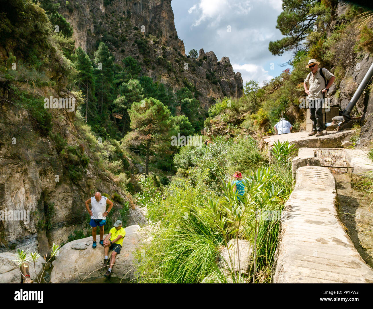 Die Menschen in der Schlucht am Pool entspannen, Sierras de Tejeda Naturpark, Axarquia, Andalusien, Spanien Stockfoto