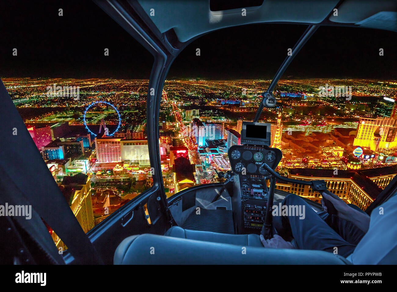 Hubschrauber Innenraum auf Las Vegas Gebäuden und Wolkenkratzern in  Downtown mit beleuchteten Casino Hotels in der Nacht. Rundflug über Vegas  Skyline bei Nacht in die Nevada Vereinigte Staaten von Amerika  Stockfotografie -