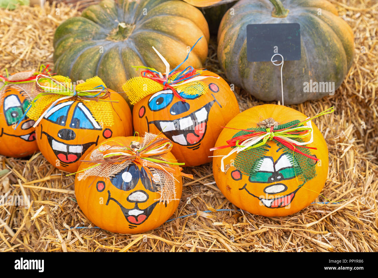 Baker Ross Halloween Kürbis Bastelset - 8 Schaumstoff-Kürbisse Mit Gesichtsaufklebern Für Kinder