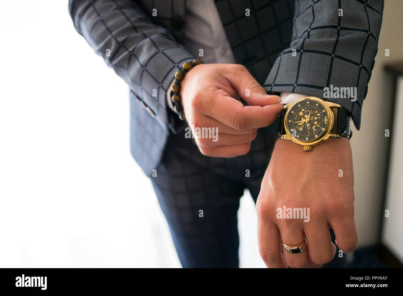 Eleganz Mann die Hände mit Ring und beobachten Stockfoto