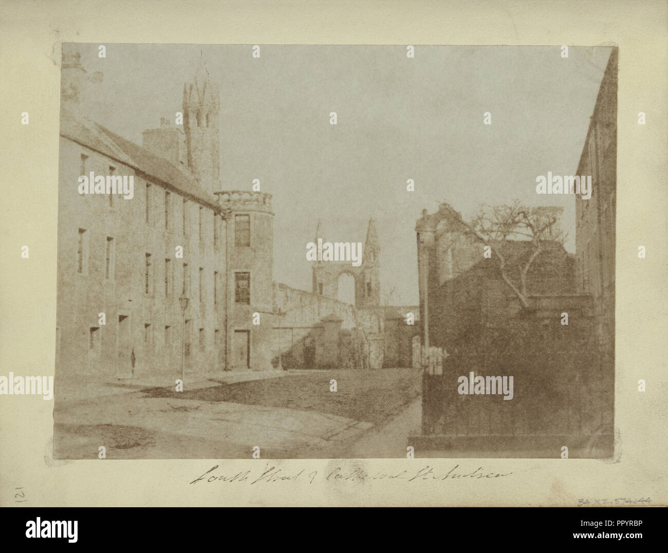 Im Osten von South Street, St. Andrews, mit der Kathedrale Ruinen in der Ferne; Hill & Adamson Schottischen, aktive 1843 Stockfoto