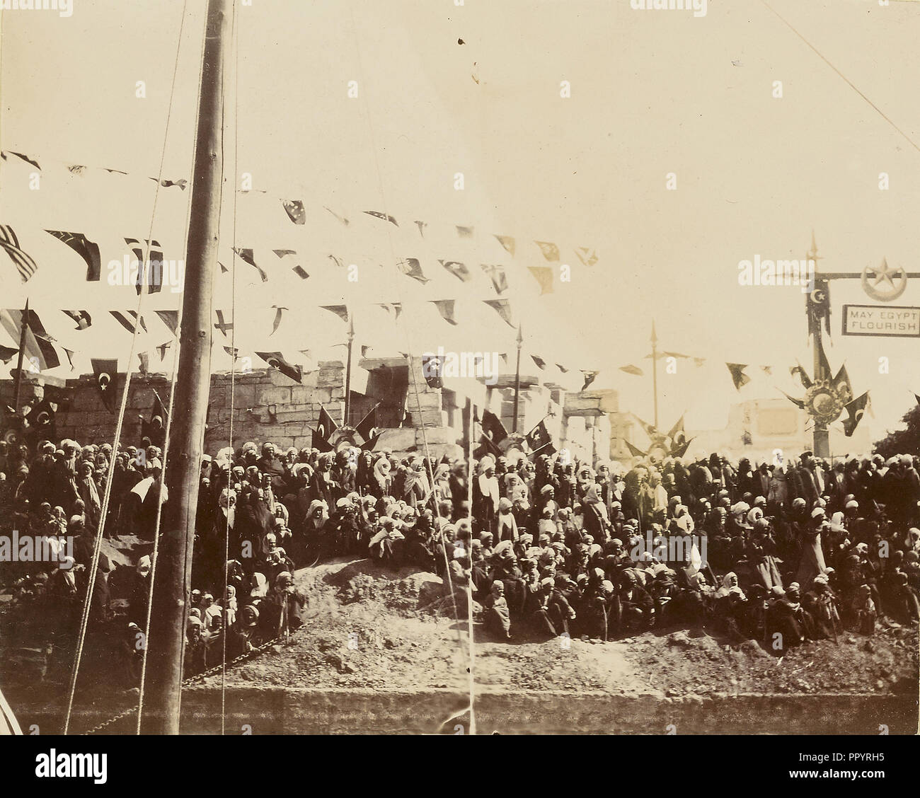 Menge unter multi-nationale Flaggen; Ägypten; 1860 - 1880; getönte Eiweiß silber Drucken Stockfoto