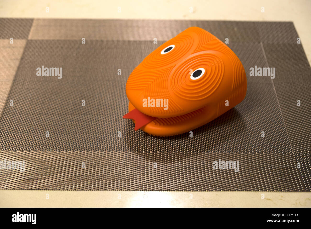 Silikon Kche Backofen Handschuh in Form von einer Schlange den Kopf  Stockfotografie - Alamy