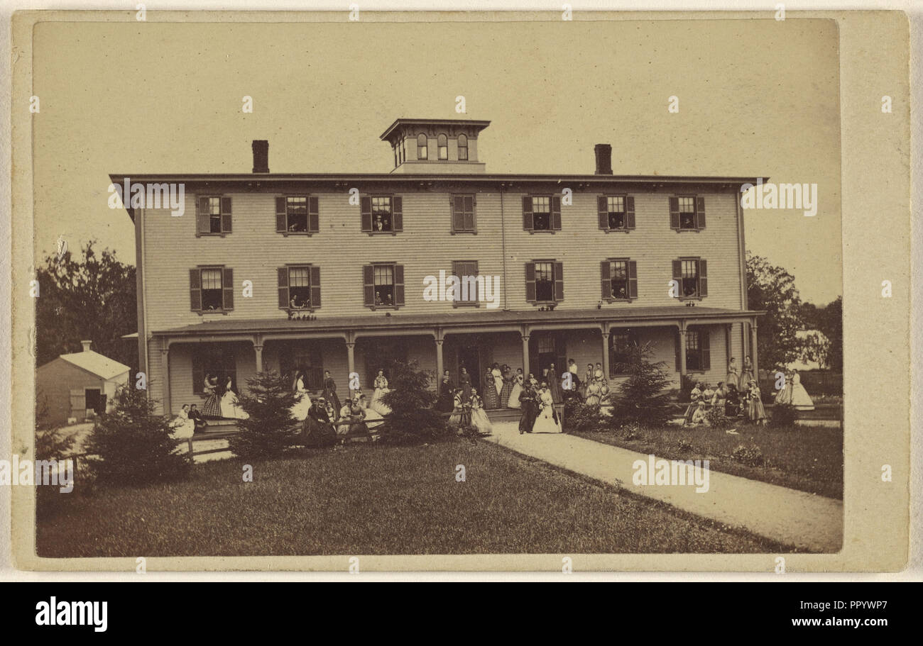 Blick auf ein Haus mit zahlreichen Menschen auf der Terrasse und Rasen; Yeaw&Company, 1864-1866, 1870-1875; Eiklar silber Drucken Stockfoto