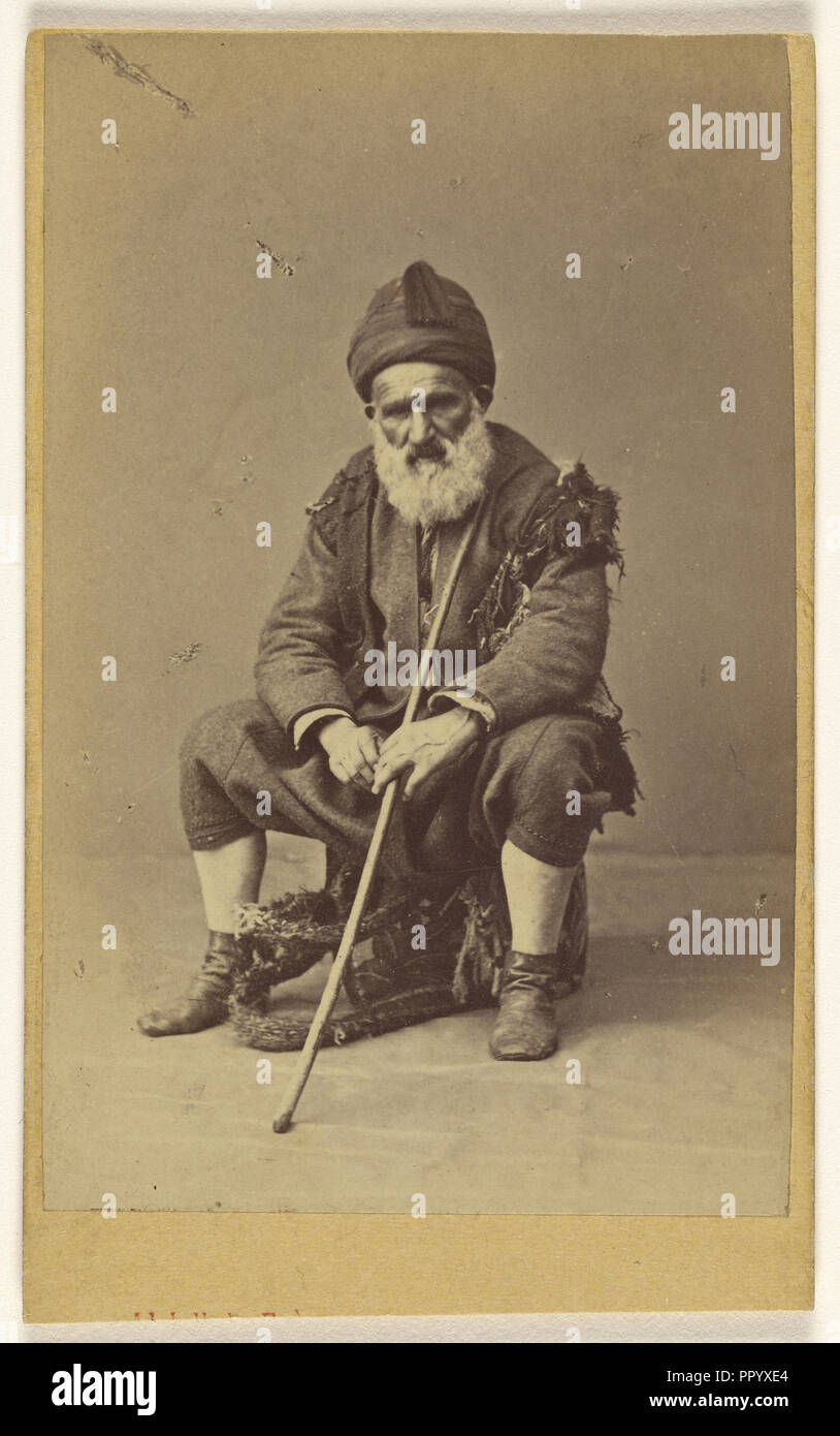Hamal und Bekji. alten weißen bärtigen Mann im nativen Kostüm, sitzt; Abdullah Frères, Armenisch, Aktiv, 1860-1890, 1870-1880 Stockfoto