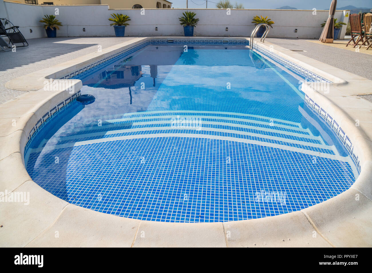 Schwimmbad in Spanien het gereinigt und retiled Stockfoto
