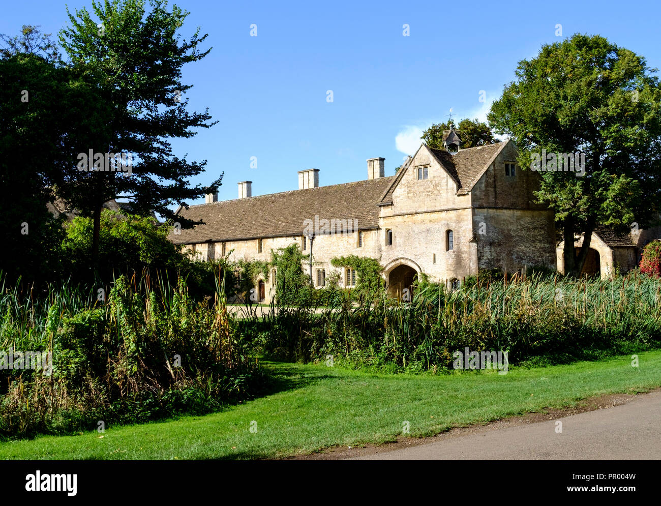 Great Chalfield Manor in der Nähe von Bradford on Avon Wiltshire, da von der Straße aus sehen. Stockfoto