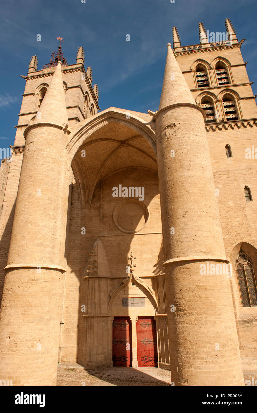 Die Cathédrale Saint-Pierre in der Altstadt von Montpellier steht in der architektonischen Unison neben der ältesten Medizin der Welt der Schule. Stockfoto