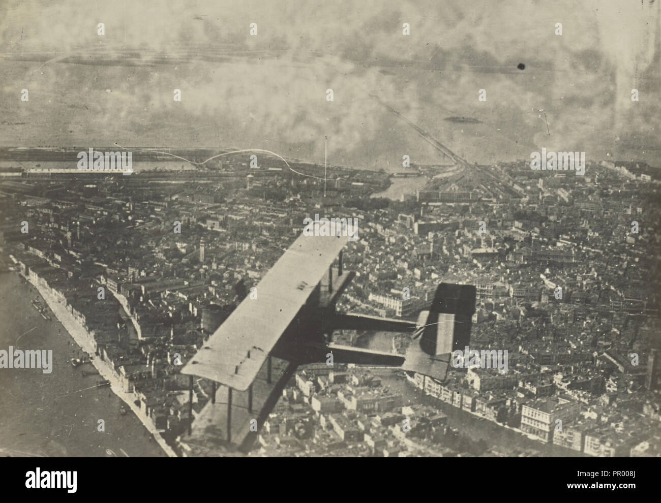 Luftaufnahme der ein Flugzeug über Venedig; Fédèle Albert, Italienisch, 1895 - 1930, Italien; 1914 - 1929; Silbergelatineabzug Stockfoto