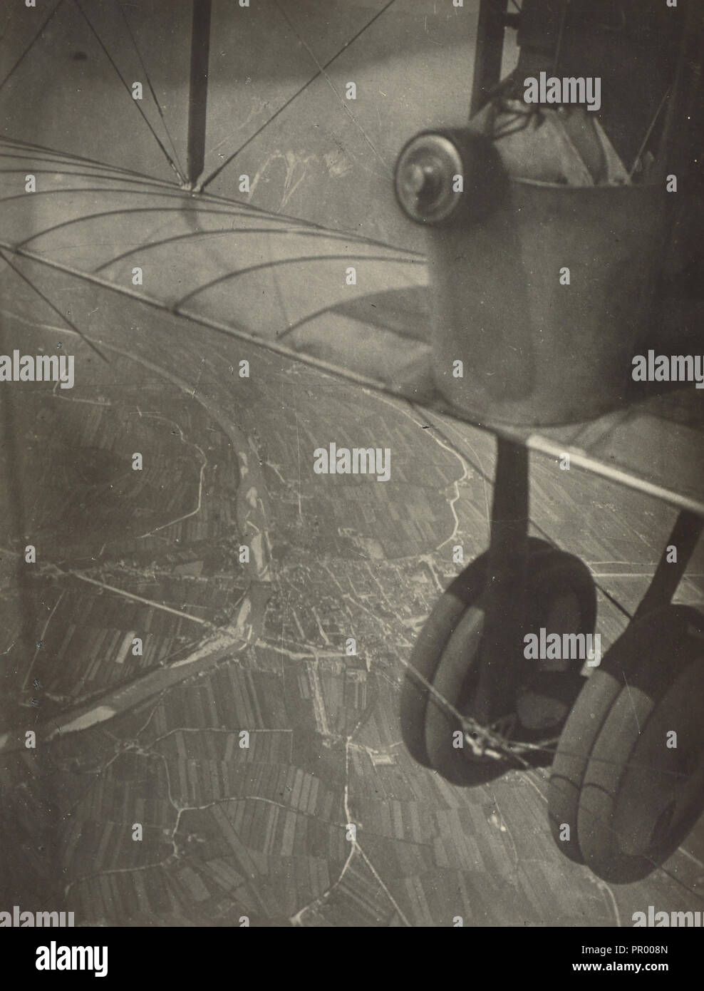 Luftaufnahme, Stadtbild und Flugzeug Räder; Fédèle Albert, Italienisch, 1895 - 1930, Italien; 1914 - 1929; Silbergelatineabzug Stockfoto