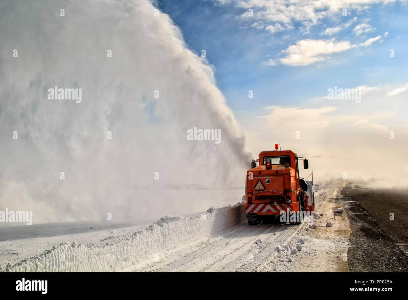 Verschneite Straße Reinigung durch Schneeräumen Maschine. Snow Truck in der Landstraße. Stockfoto