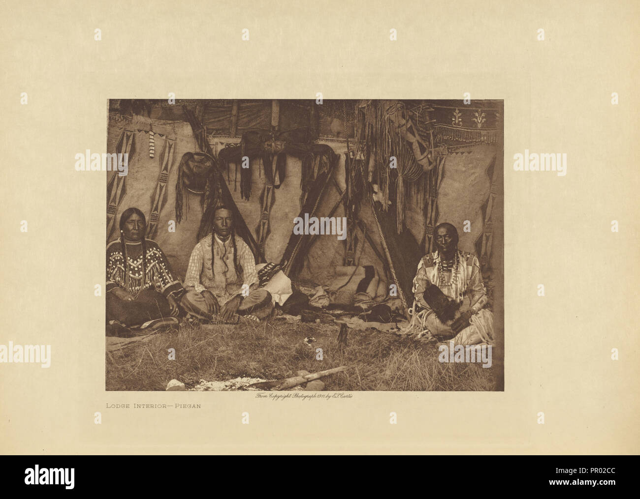 Lodge Innenraum - piegan; Edward S. Curtis, amerikanischen, 1868-1952, Seattle, Washington, United States; 1911; Photogravure Stockfoto